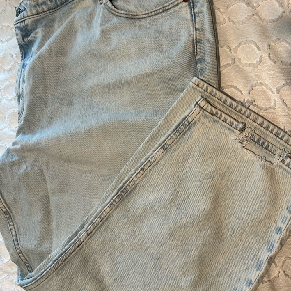 Abercrombie & Fitch Light Wash The Mom Jeans